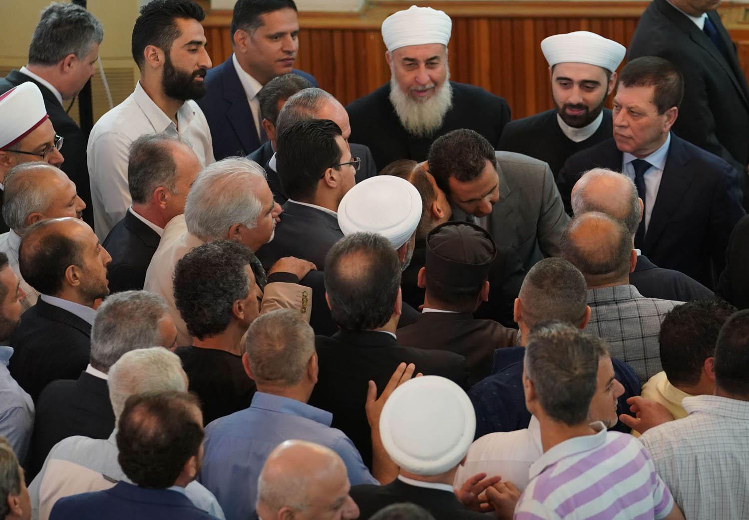 الرئيس السوري بشار الأسد مع حشد من مؤيديه في صلاة العيد في دمشق