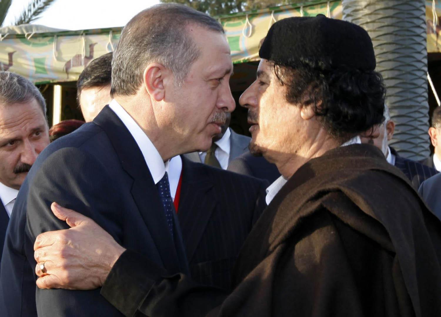 الزعيم الليبي الراحل معمر القذافي يستقبل الرئيس التركي رجب طيب أردوغان في طرابلس (2009)