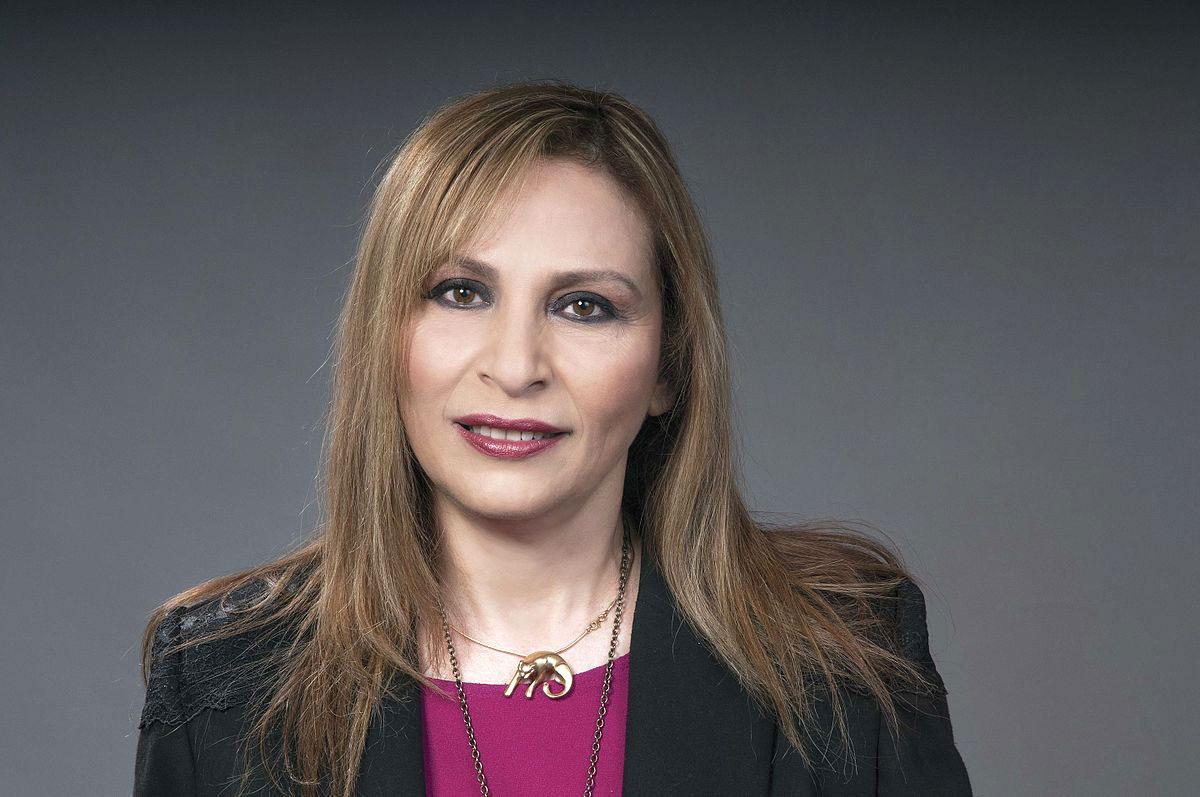 امرأة ترسم امرأة