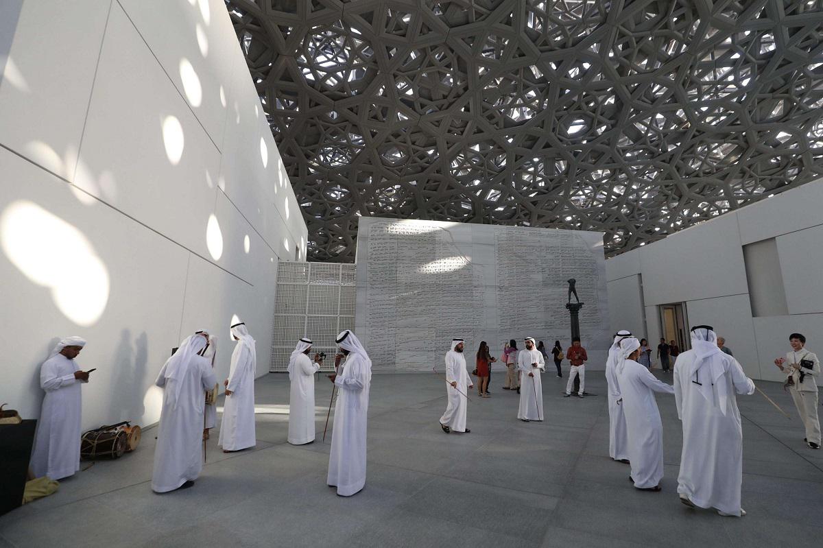 زوار إماراتيون في متحف اللوفر أبوظبي