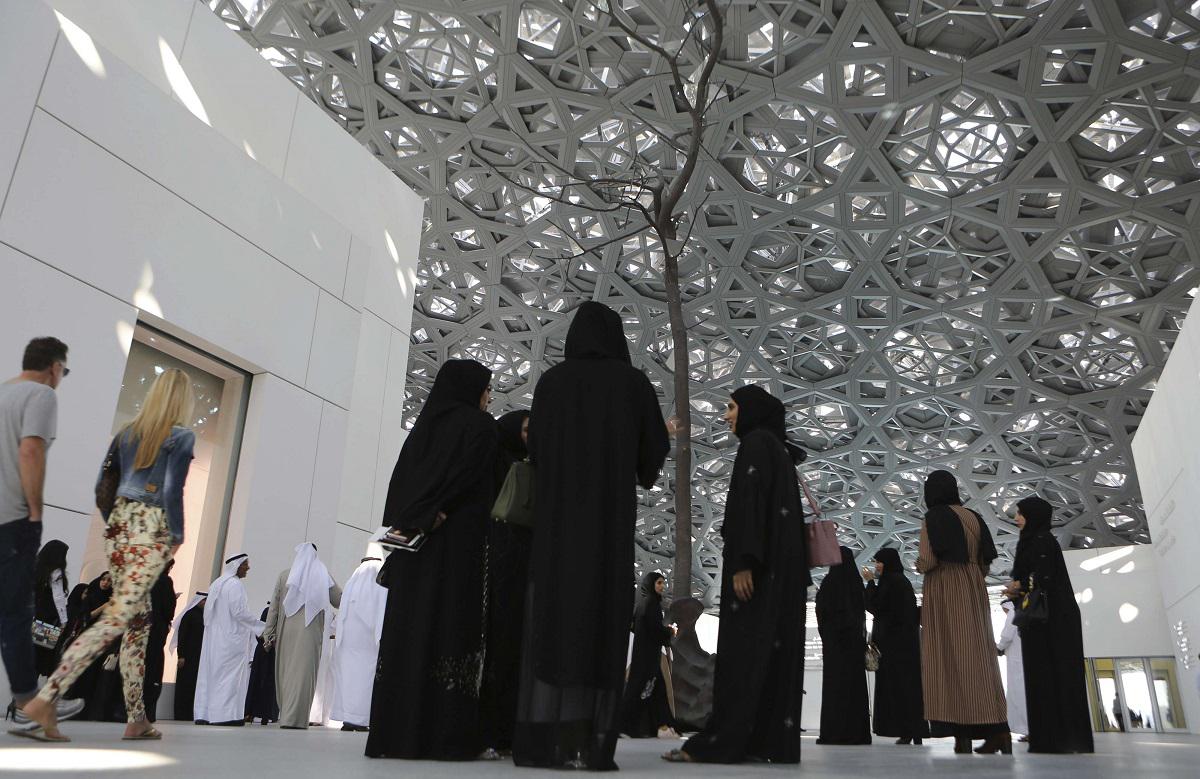 زوار في متحف اللوفر أبوظبي
