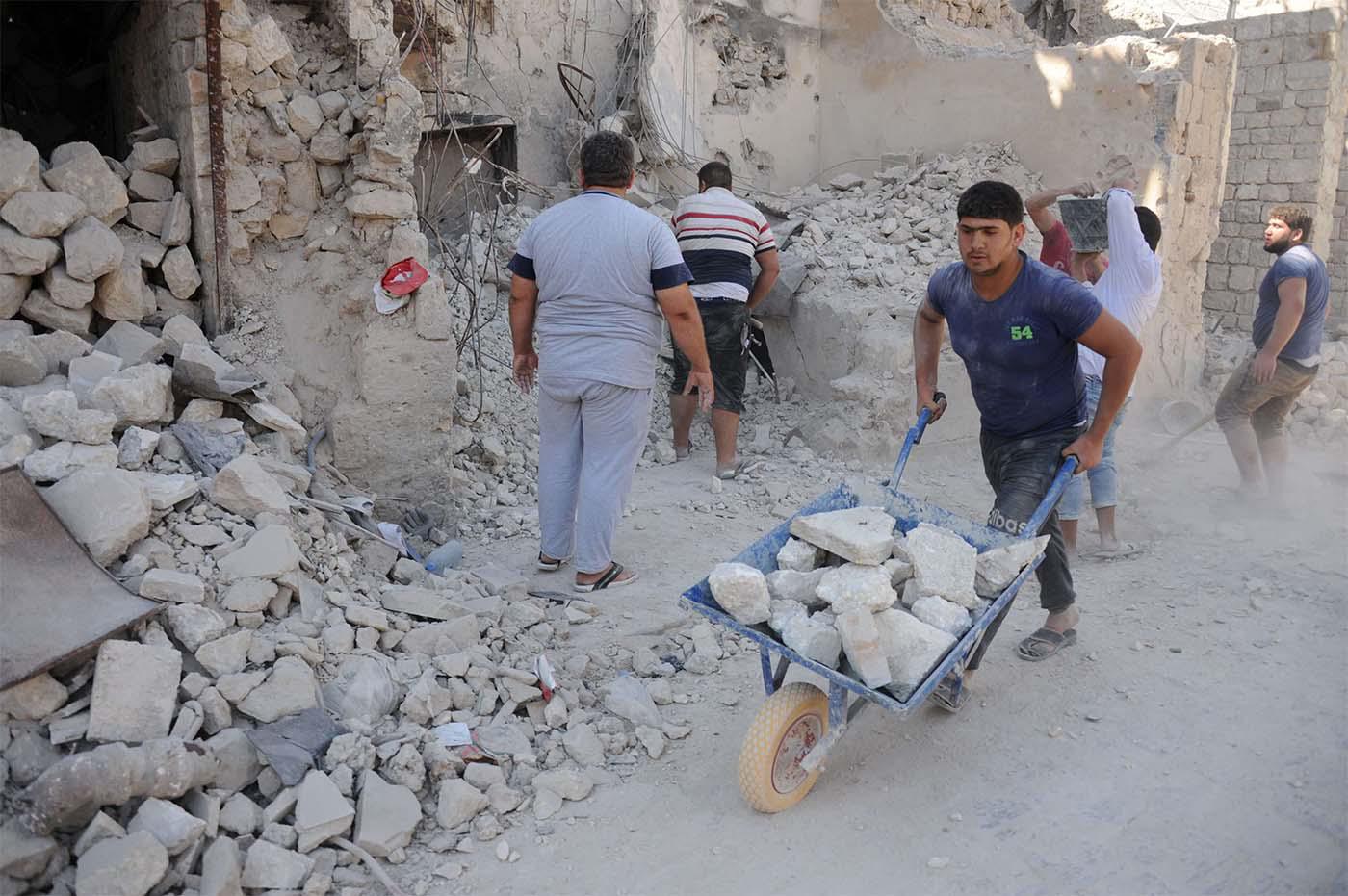 Workers taking part in restorations of the old Aleppo market 