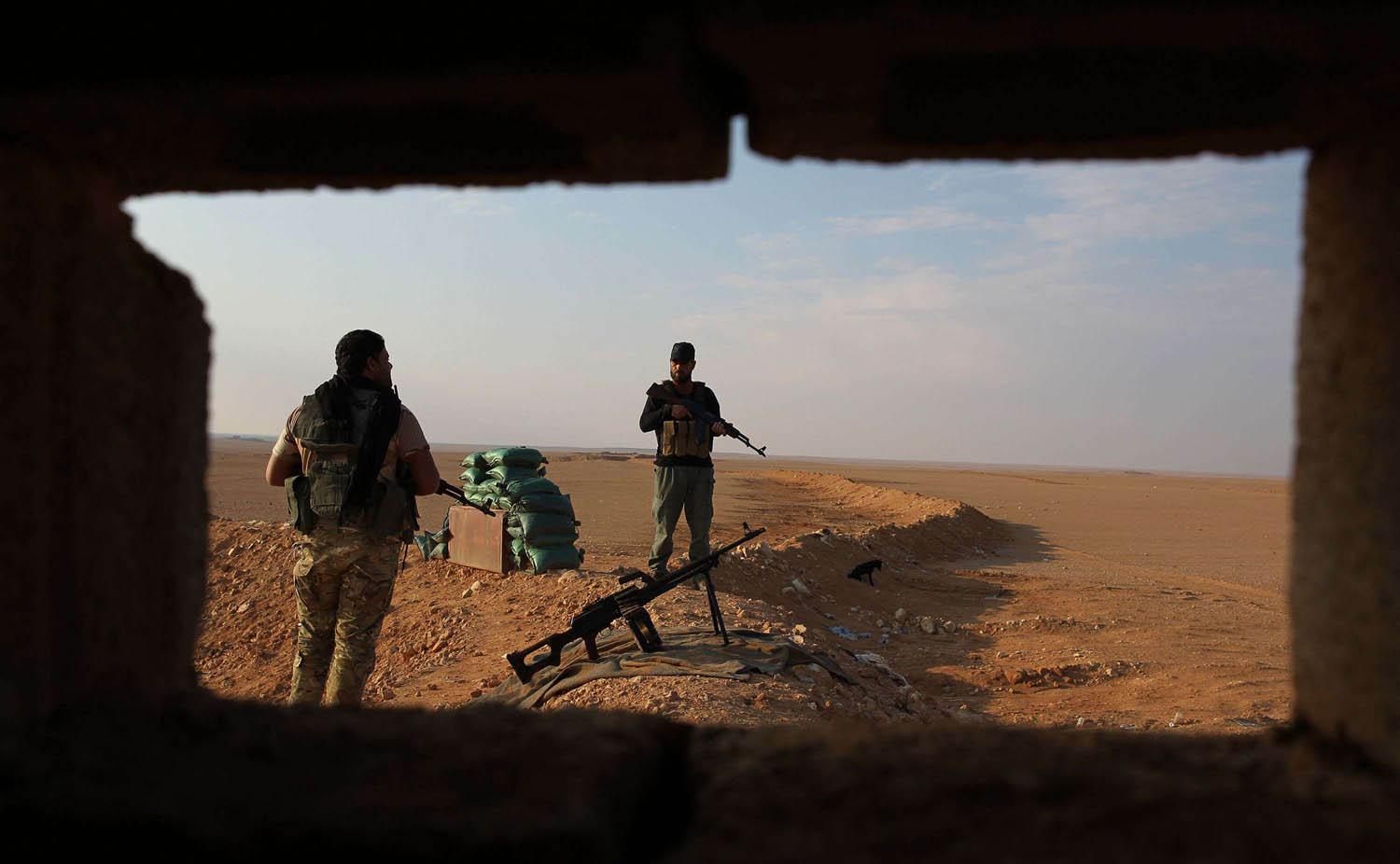 قوات من الحشد الشعبي على الحدود بين العراق وسوريا