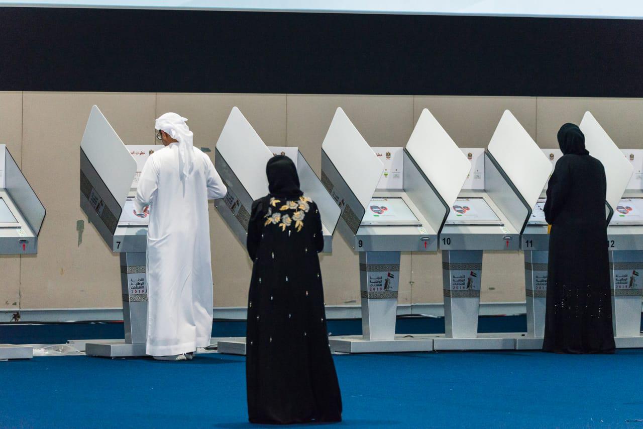 إقبال نسائي مكثف على مراكز التصويت