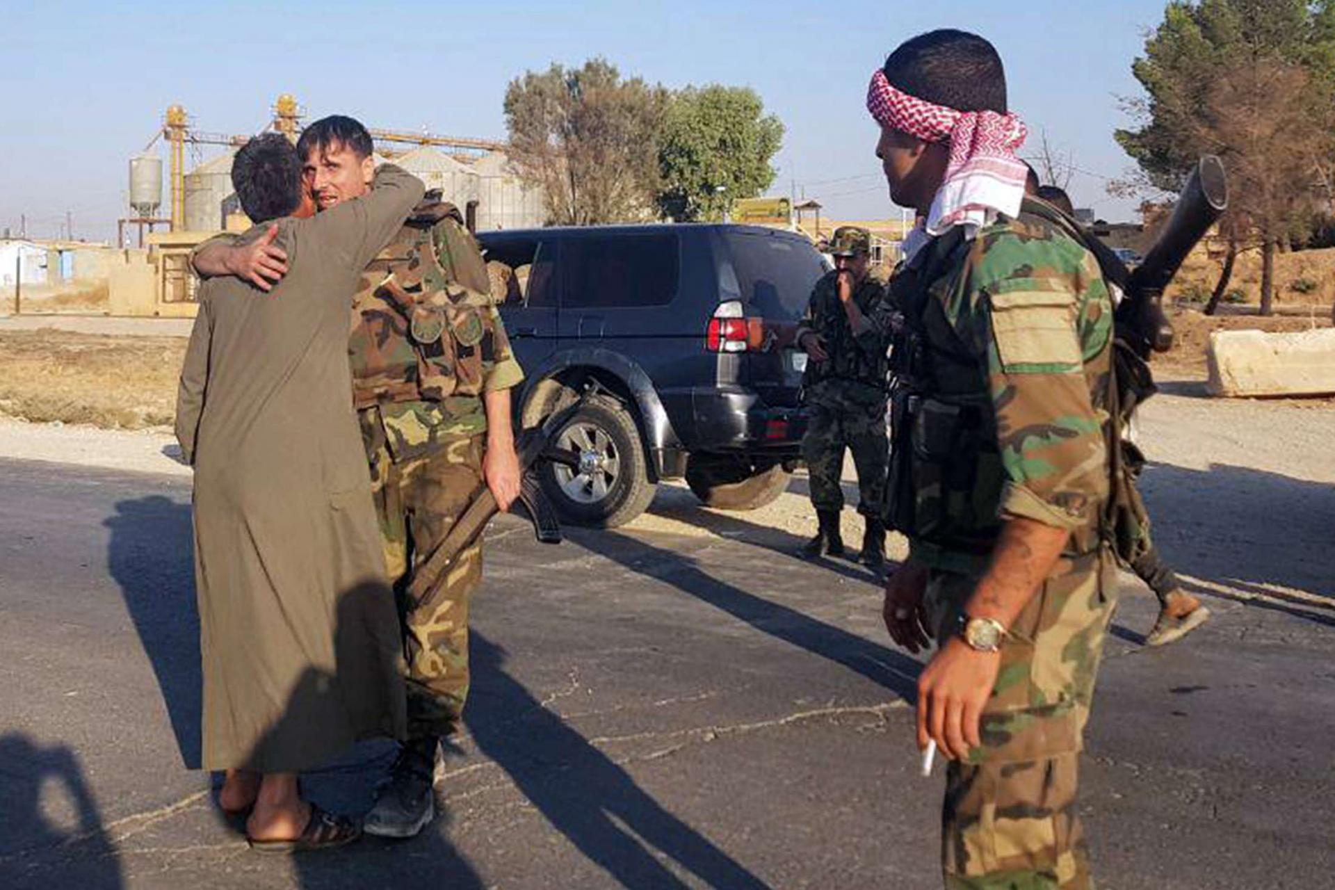 قوات النظام السوري تلقى ترحيب المدنيين بمدينة تل تمر 