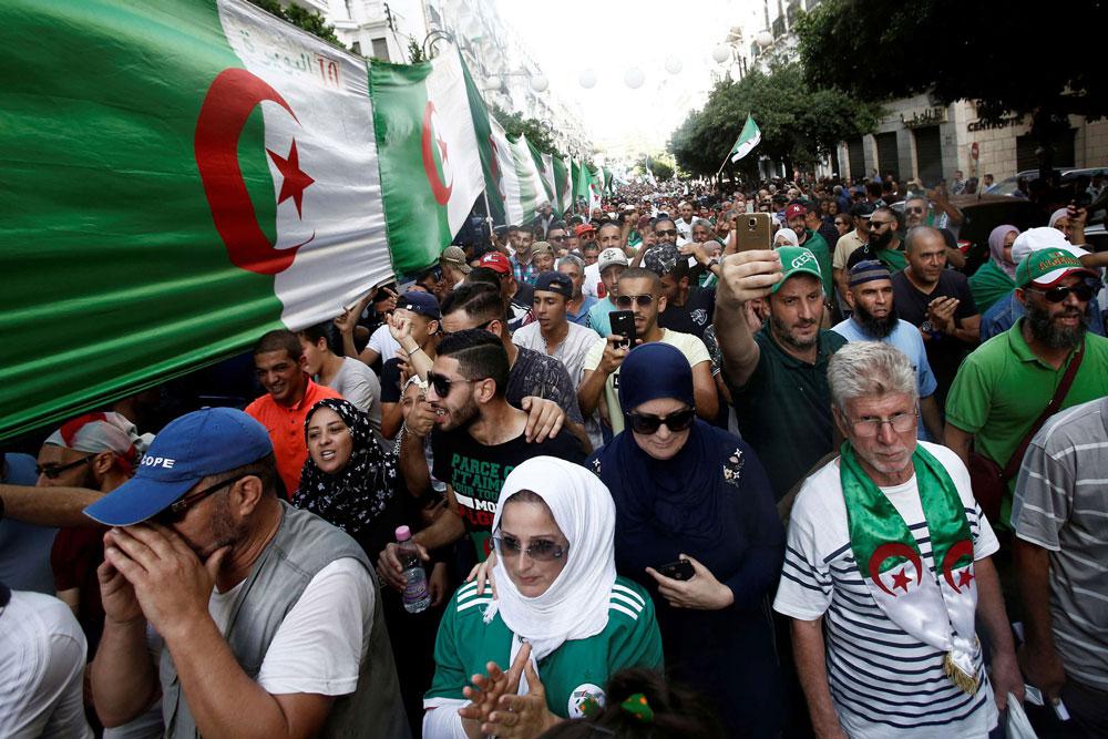 المتظاهرون يطالبون بالإفراج عن المعتقلين خلال التظاهرات