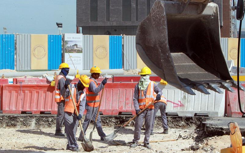 العمال في منشآت المونديال