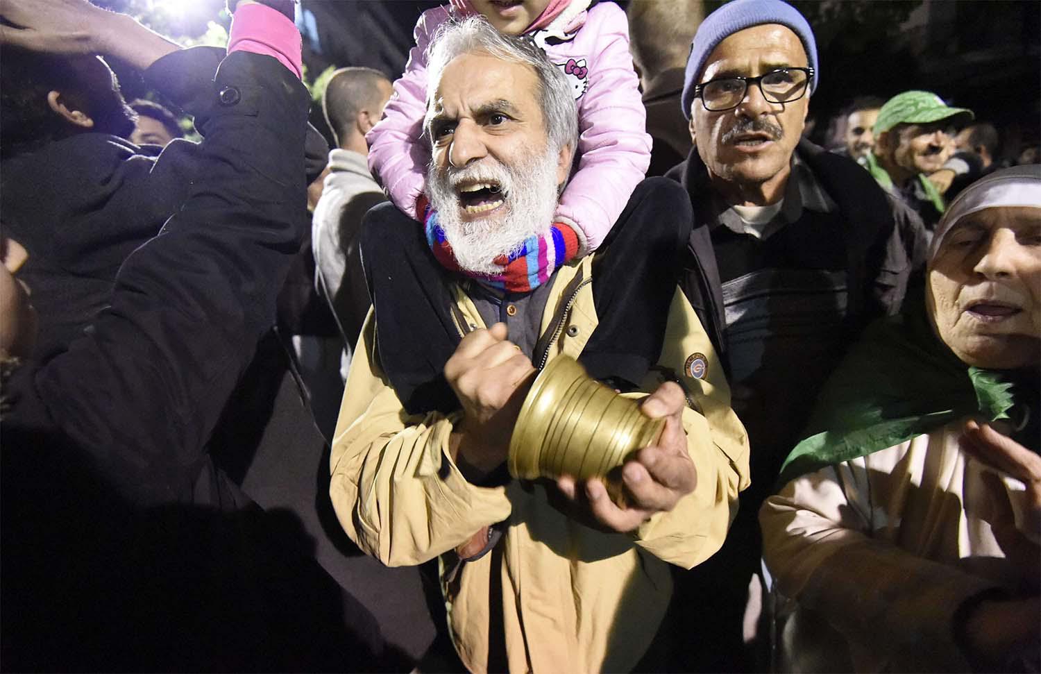 Algerian protesters keep up pressure on the ruling elite