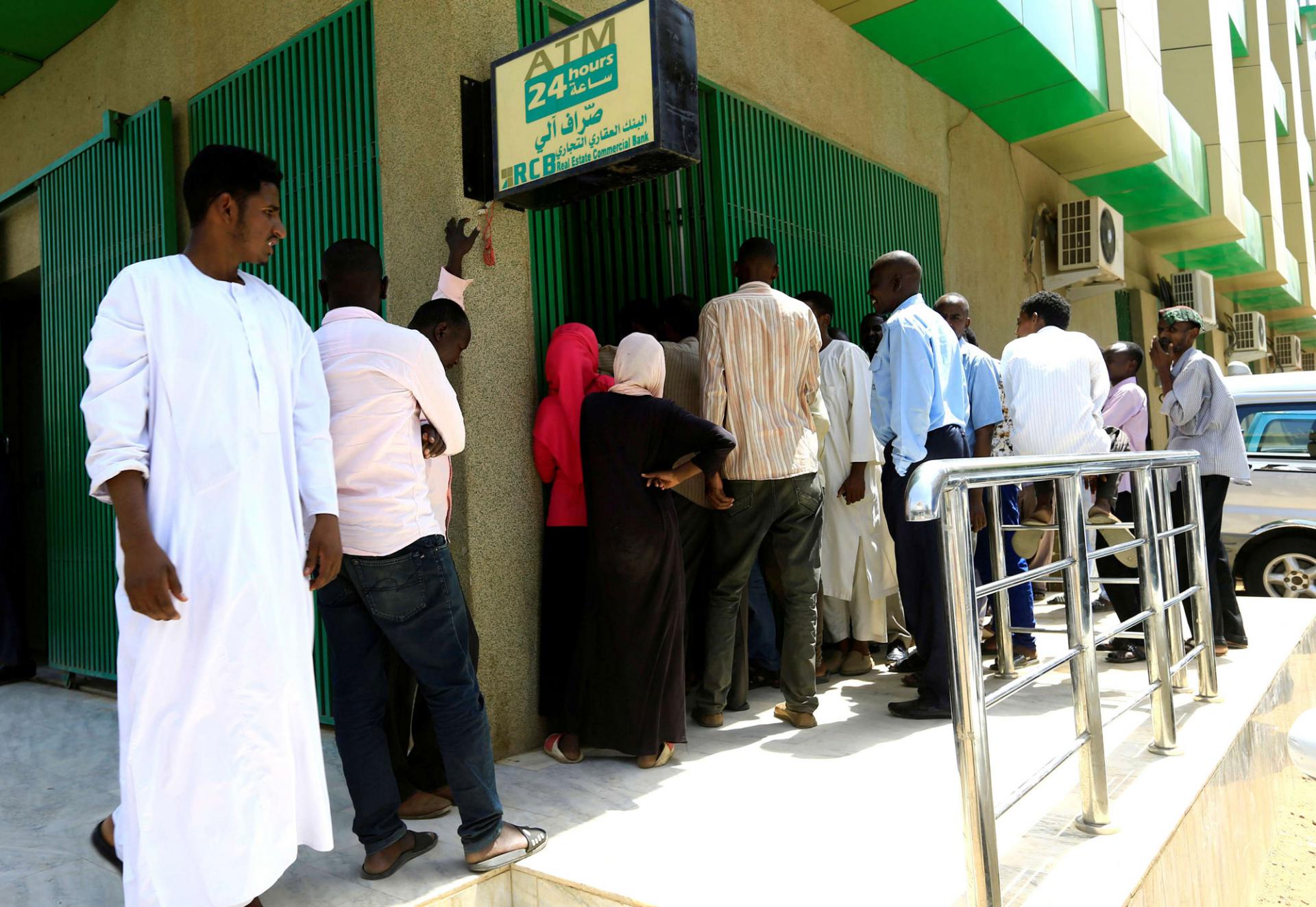 طوابير أمام صراف آلي في الخرطوم