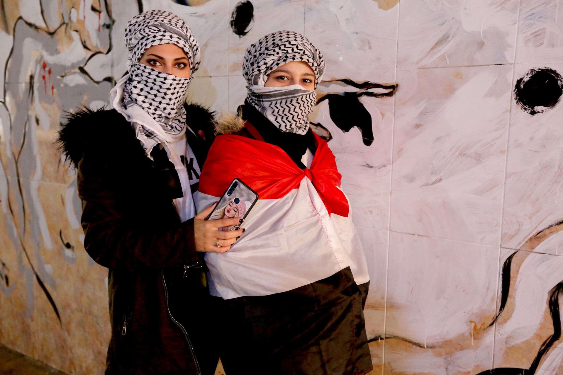 انسجام علني مع مطالب المتظاهرين