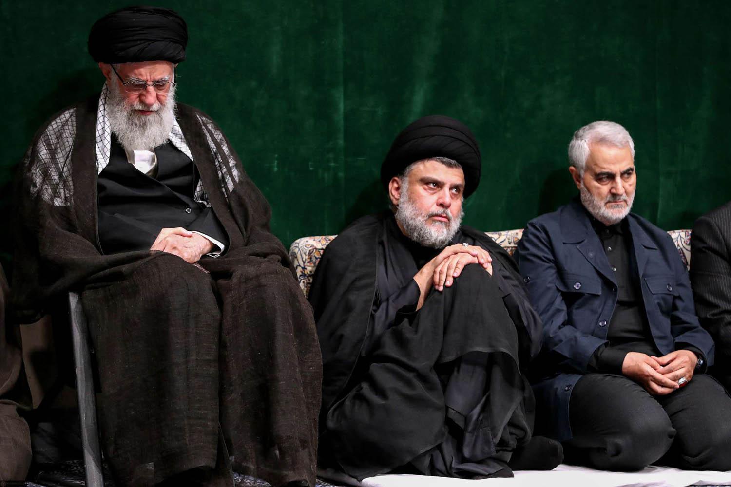 مقتدى الصدر يتوسط المرشد الأعلى علي خامنئي وقائد فيلق القدس قاسم سليماني