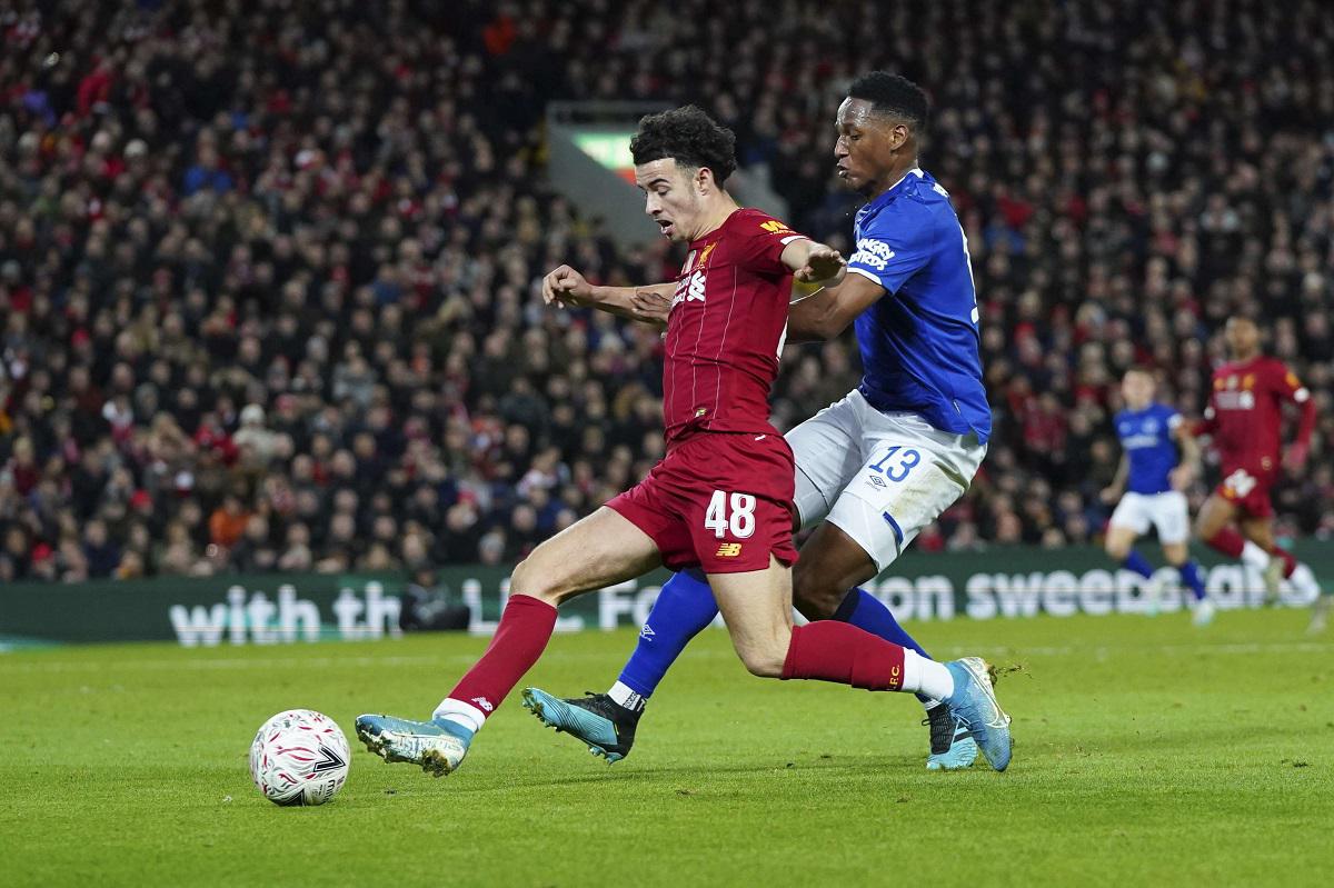 لاعب ليفربول كيرتيس جونز 