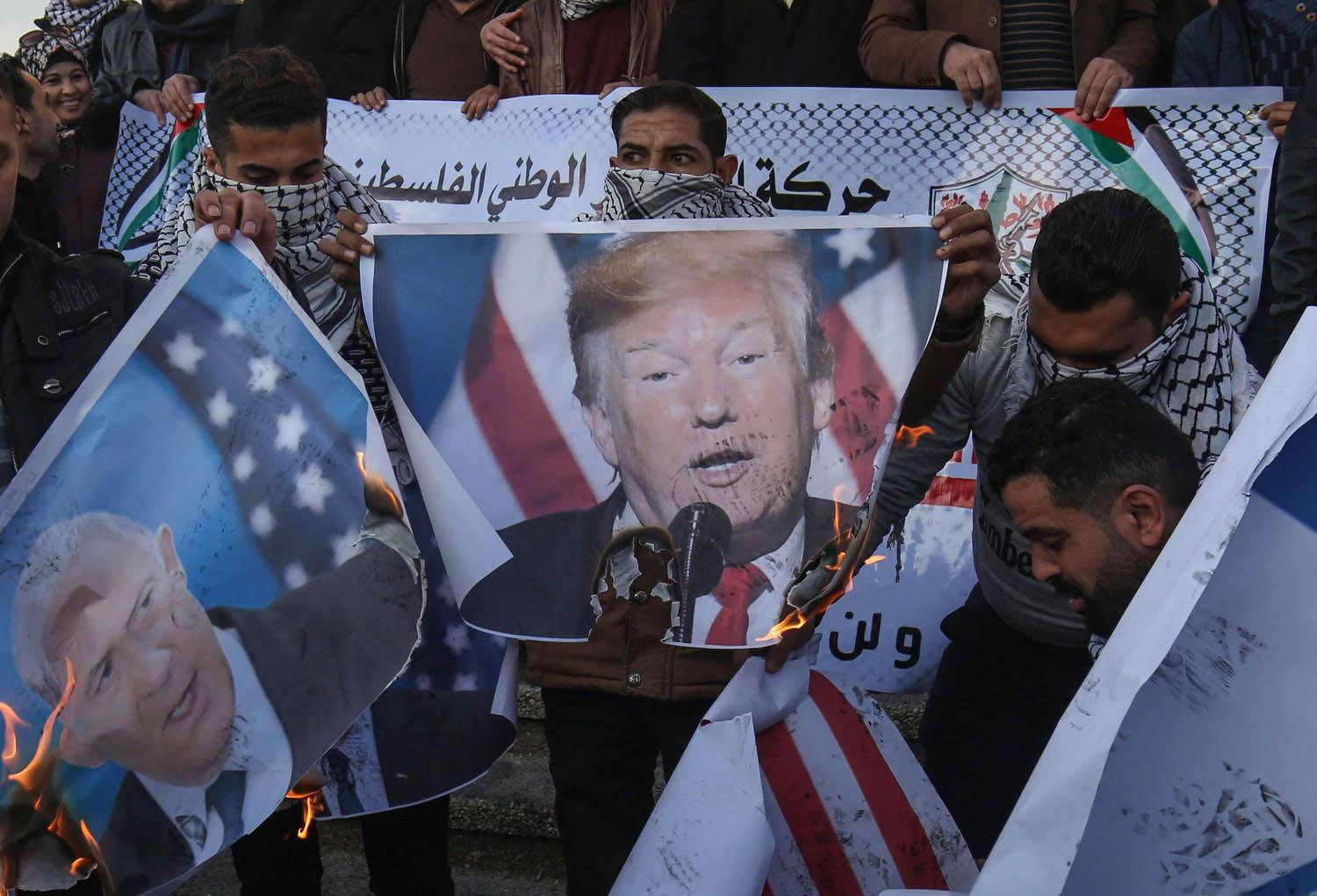 فلسطينيون يحرقون صورا للرئيس الأميركي ورئيس الوزراء الاسرائيلي
