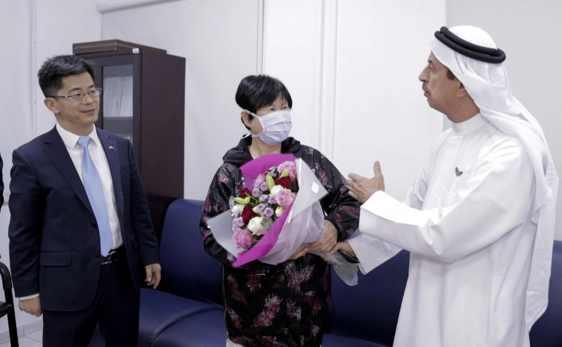 ليو يوجيا (وسط) تعبر عن امتنانها للإمارات بعد تعافيها من كورونا