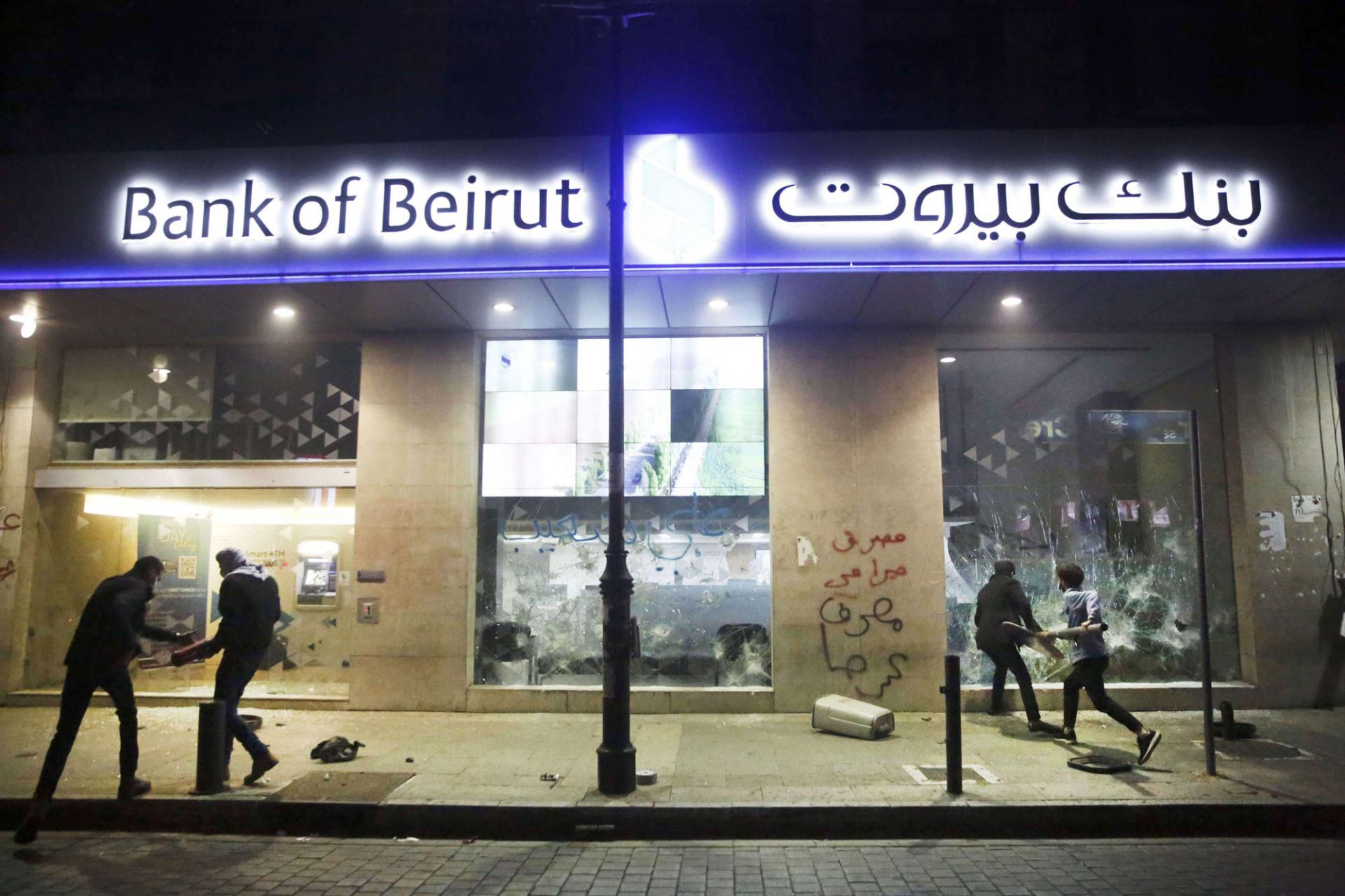 كورونا يفاقم الأزمة بين البنوك والمودعين