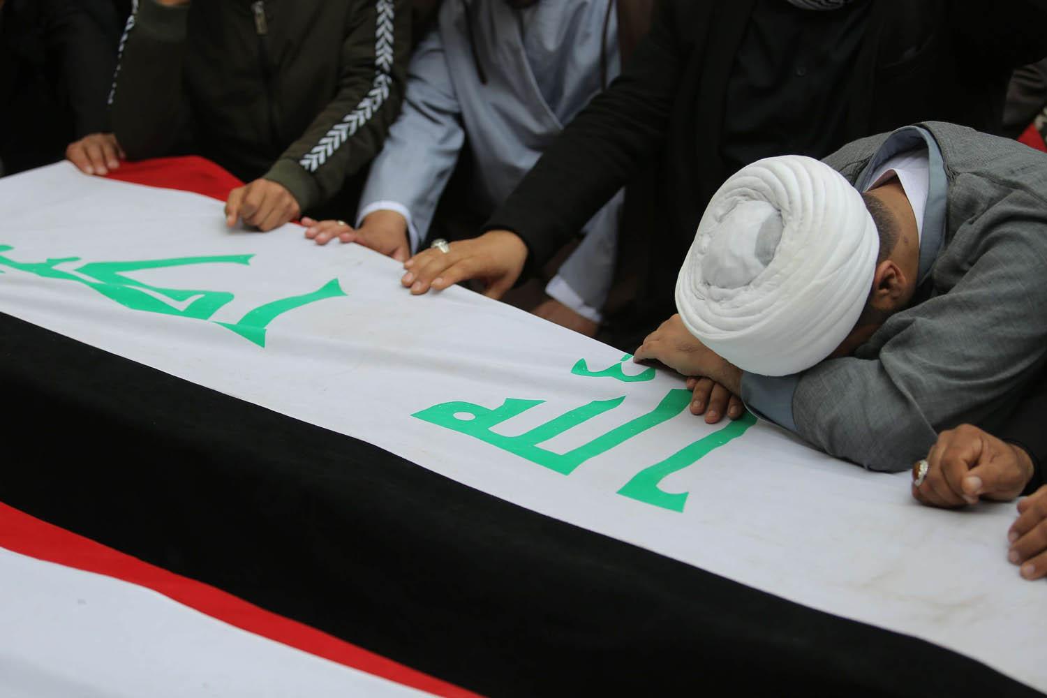 عراقيون يشيعون ضحايا القصف الأميركي الأخير