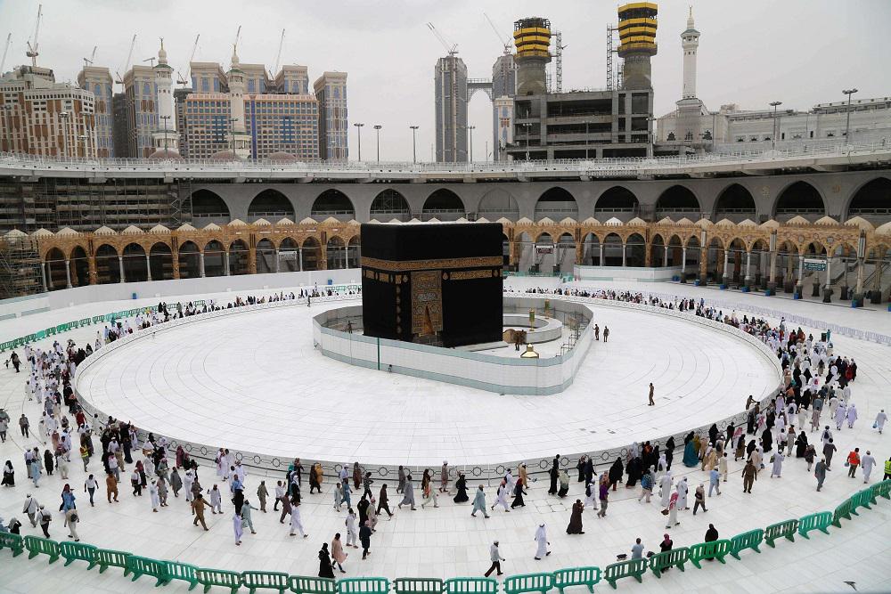 صحن الطواف حول الكعبة بعد عملية التعقيم