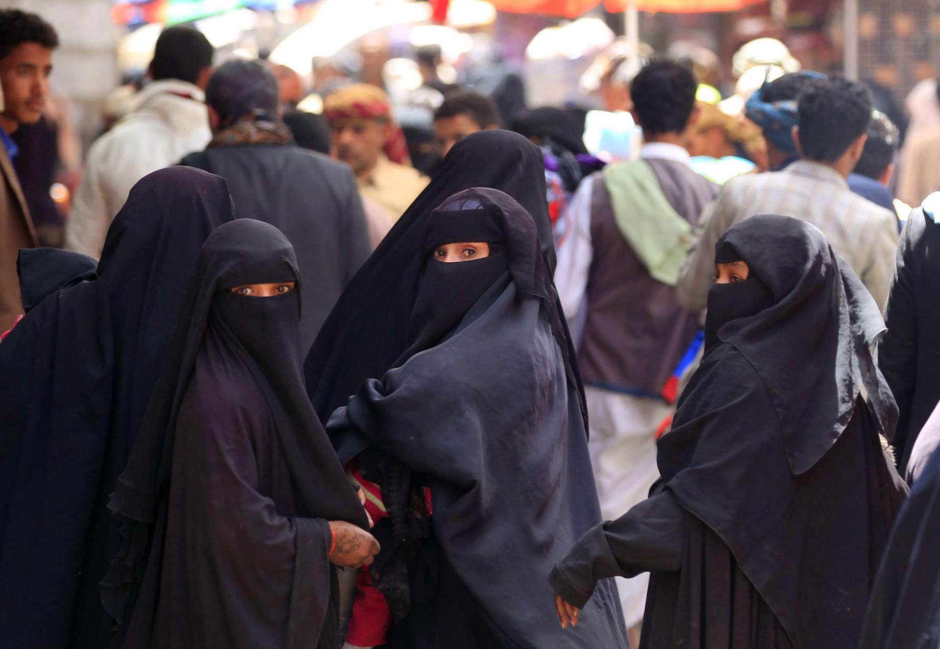 فرض قواعد اجتماعية صارمة لم تعرفها اليمنيات من قبل رغم البيئة المحافظة
