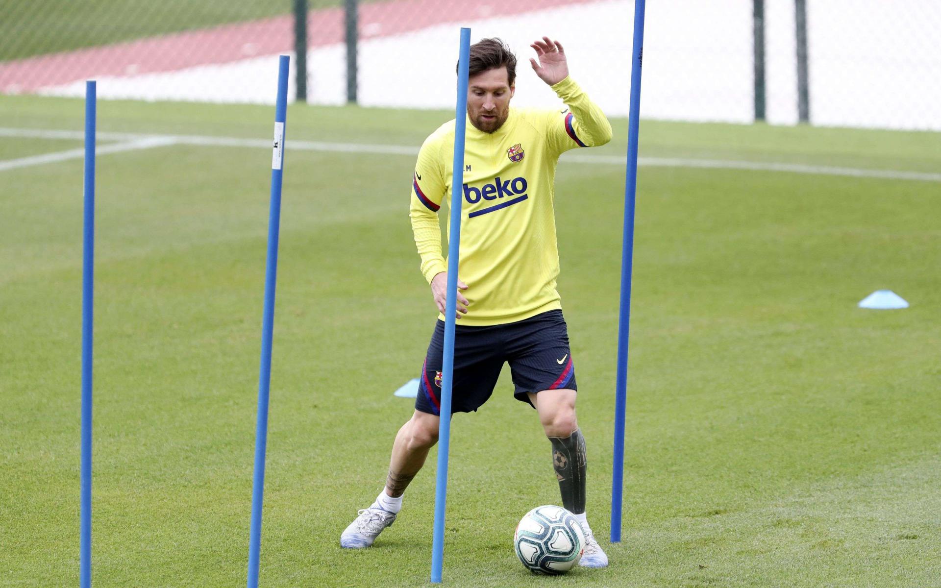 مهاجم برشلونة الأرجنتيني ليونيل ميسي وهو يحضر تدريبات فردية
