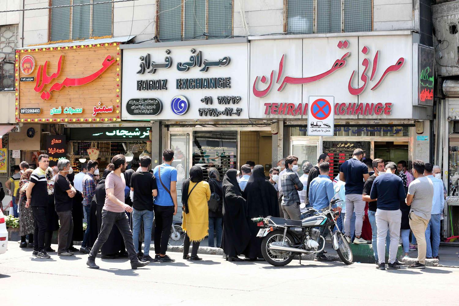 إيرانيون يقفون في طوابير أمام محلات الصرافة في طهران