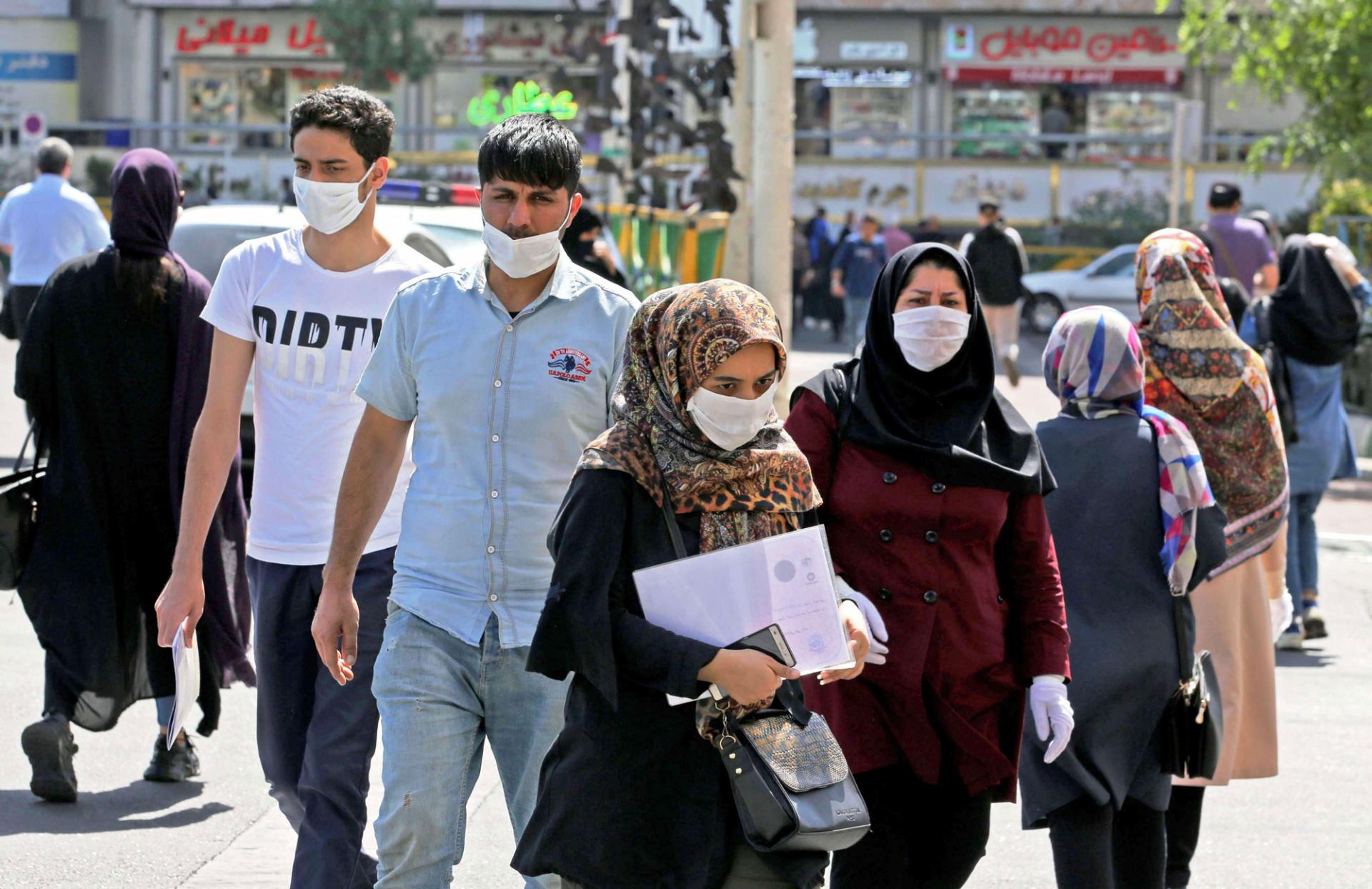 إيران تستجدي مواطنيها التزام البيوت لمنع انتشار كورونا مجددا