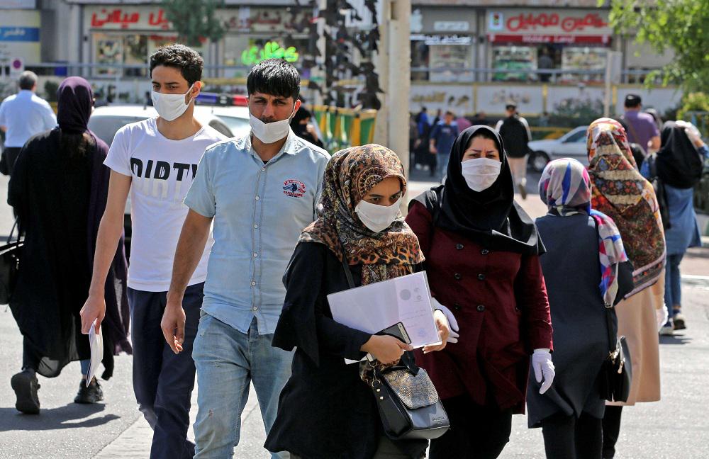 إيران ملزمة بالتعايش مع كورونا لتفادي تفاقم الأزمة الاقتصادية