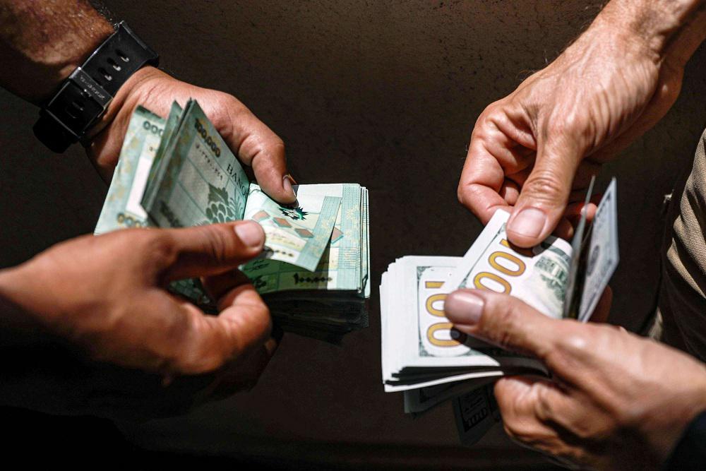انهيار قياسي في قيمة الليرة اللبنانية يفاقم متاعب اقتصاد بات على حافة الهاوية