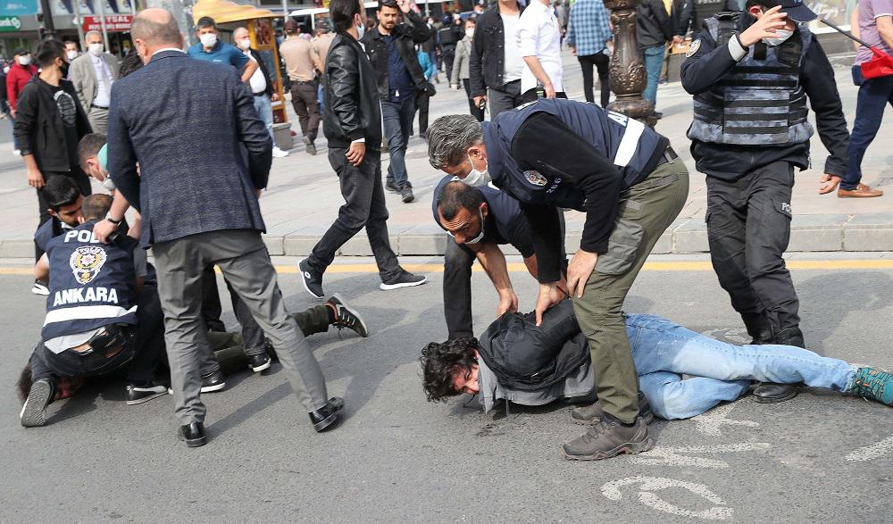 الأتراك تحت مقصلة القمع الممنهج