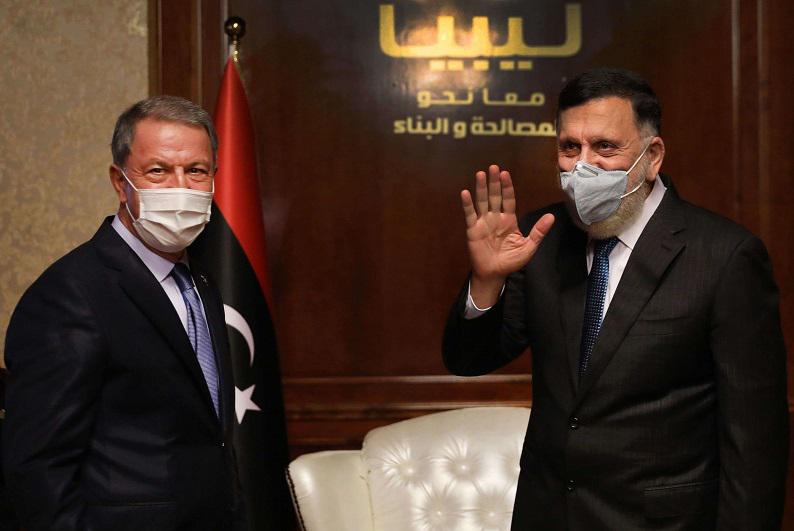 السراج (يمين) يستقبل في طرابلس وزير الدفاع التركي خلوصي أكار 