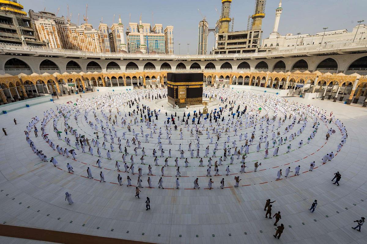 حجاج 2020 يطوفون حول الكعبة