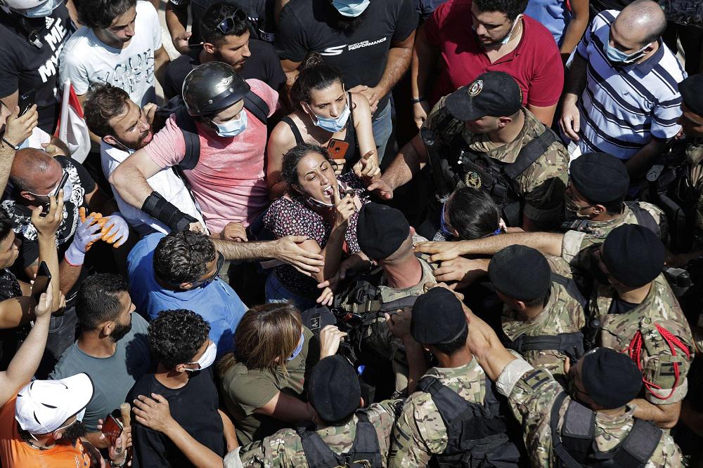 اللبنانيون يحملون النخبة الحاكمة المسؤولية عن الاهمال والنخبة تحمل مسؤولي المرفأ المسؤولية