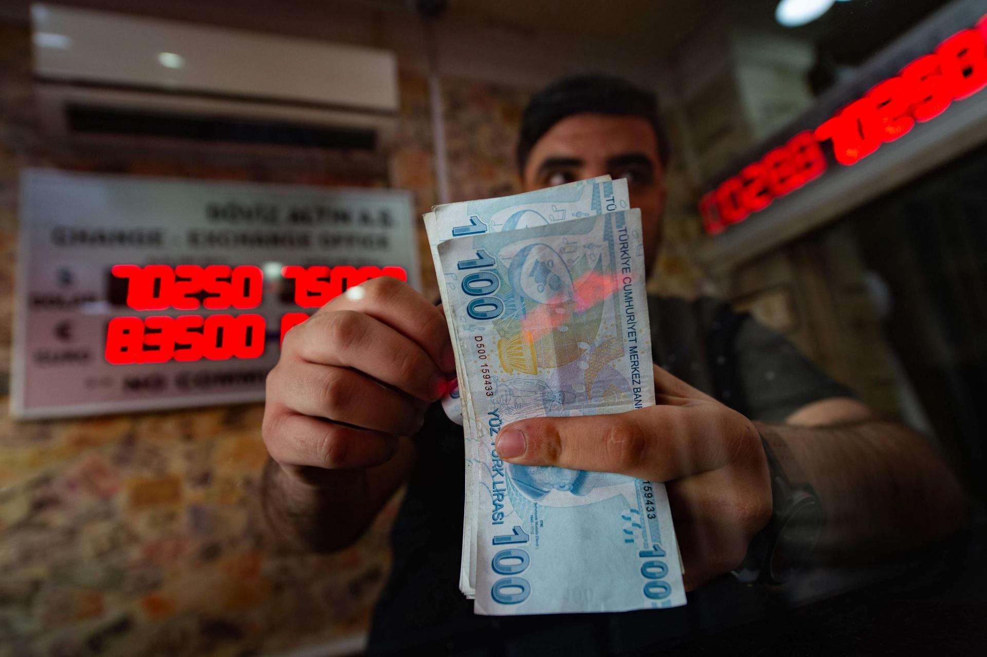انهيار قياسي لليرة التركية
