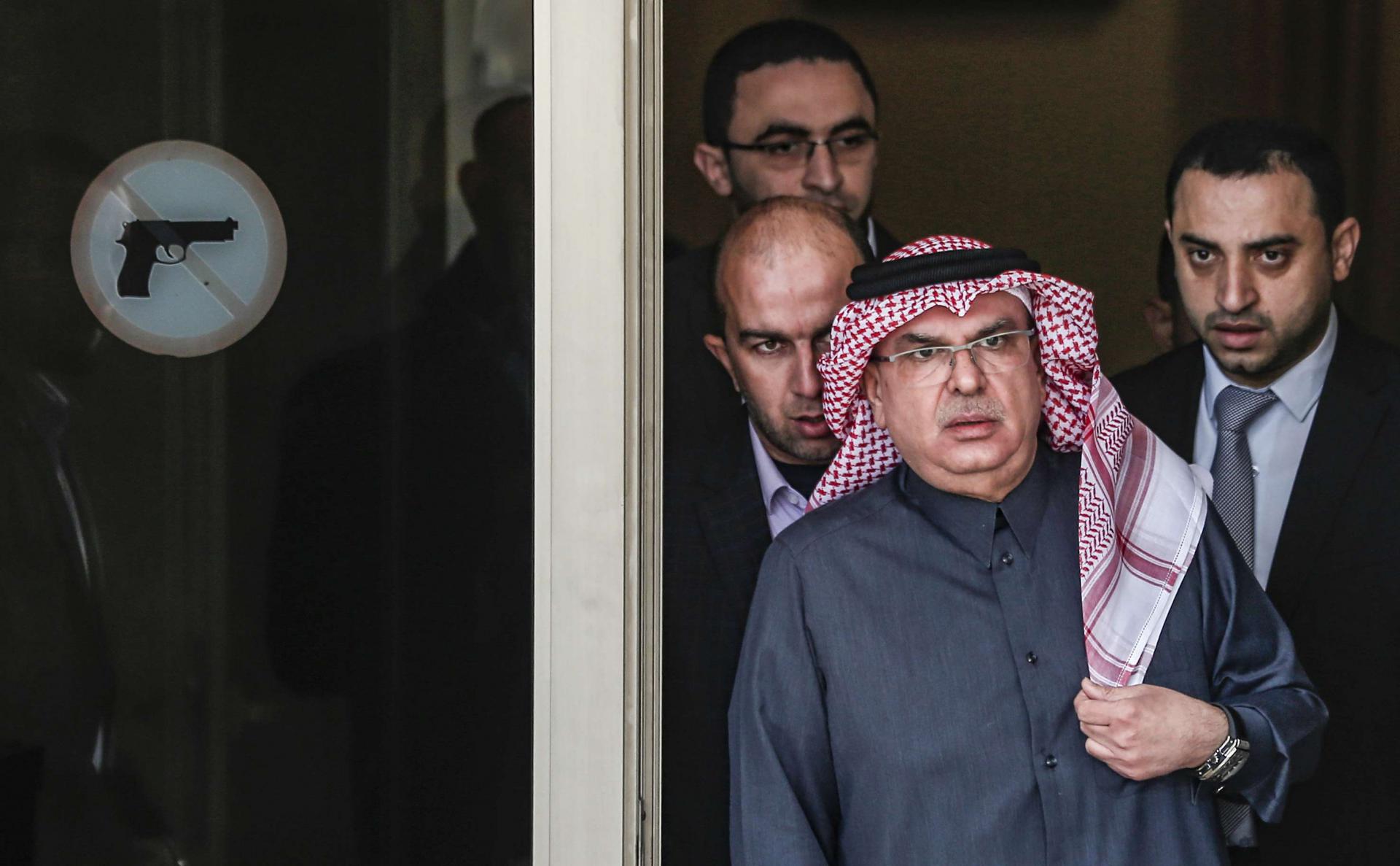 العمادي يحمل ثلاثين مليون دولار نقدا