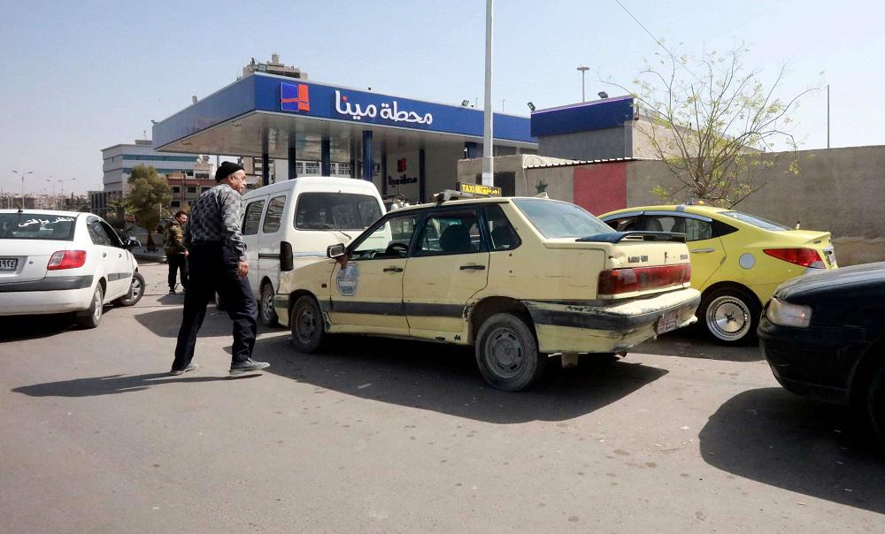 طوابير طويلة من السيارات امام محطات الوقود مؤشر على عمق الازمة
