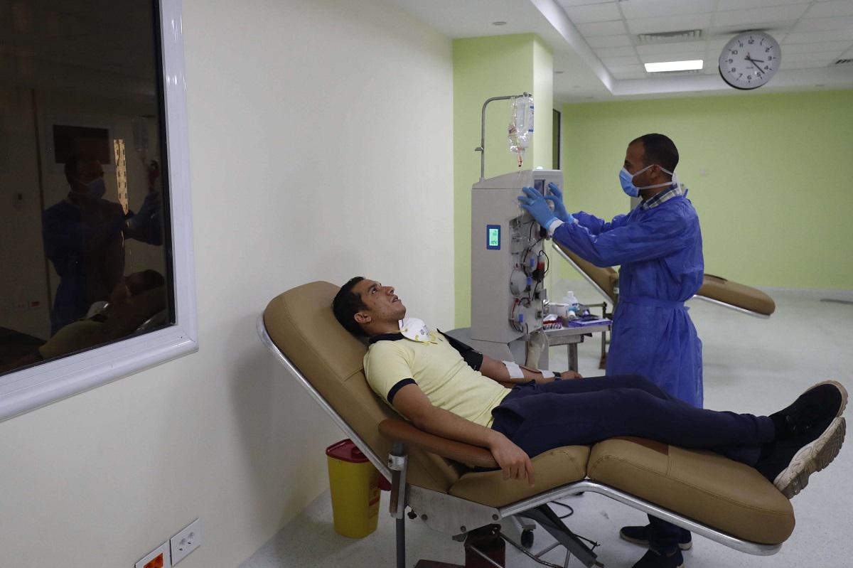 رجل مصري تعافى من مرض كوفيد -19 يتبرع بالدم في المركز القومي لنقل الدم في القاهرة 