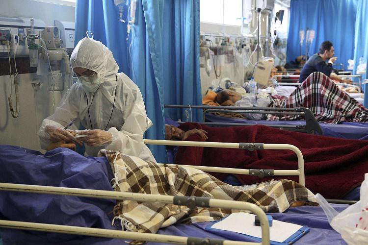 مستشفيات إيران تضيق بمن فيها