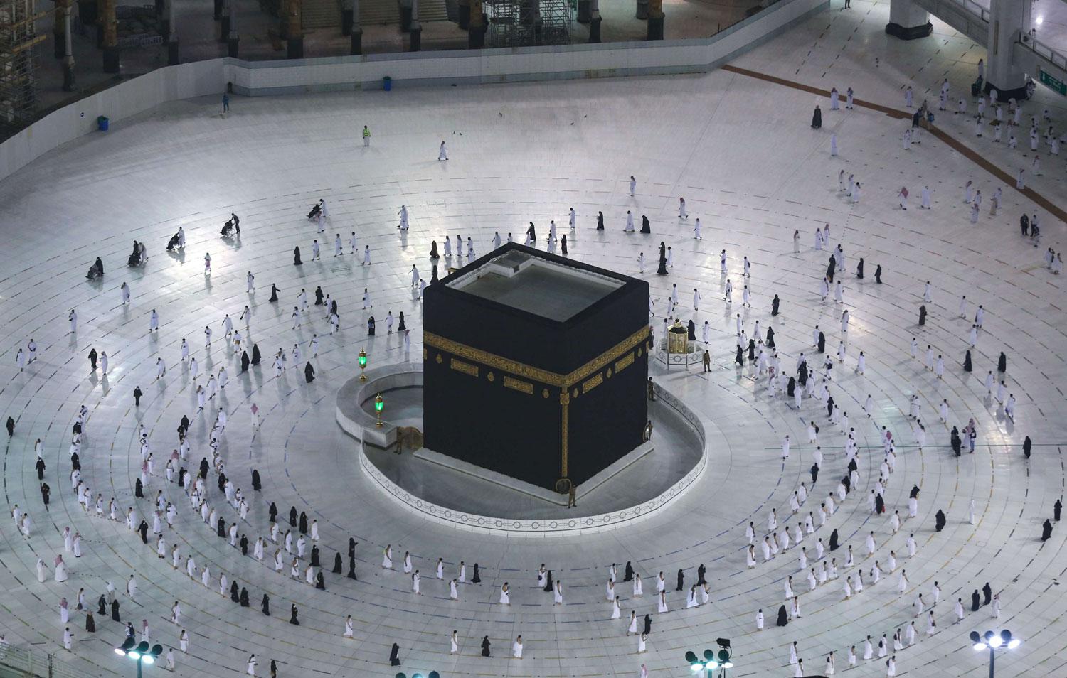 معتمرون