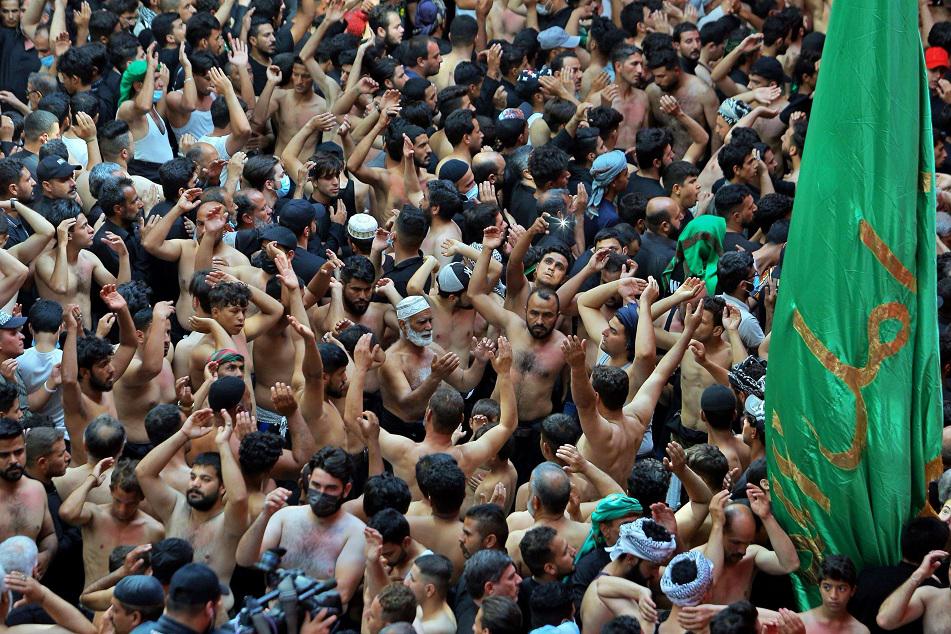 حشود غفيرة في كربلاء لا تأبه لخطر كورونا لانه يخاف من الحسين!