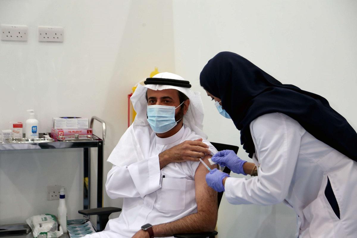 وزير الصحة السعودي توفيق الربيعة يتلقى لقاح كورونا