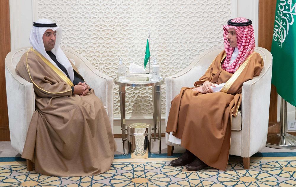 وزير الخارجية السعودي الامير فيصل بن فرحان في لقاء سابق مع الأمين العام لمجلس التعاون الخليجي نايف فلاح مبارك الحجرف 
