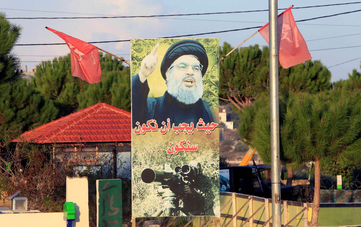 ملصق كبير لزعيم حزب الله حسن نصرالله على الحدود اللبنانية الاسرائيلية
