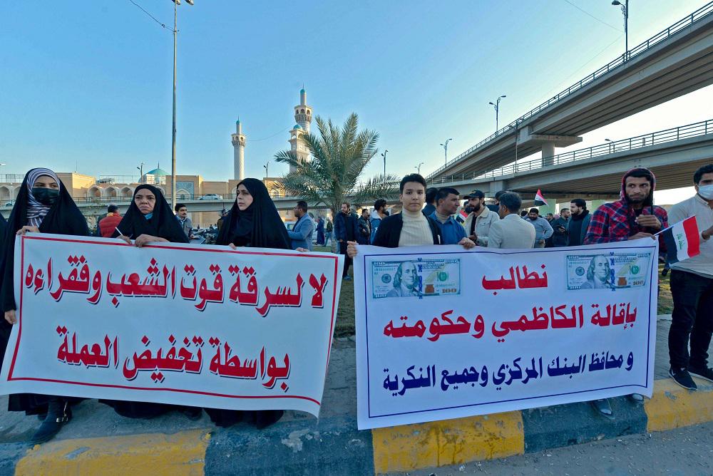 الاحتجاجات على خفض قيمة الدينار تبدو محدودة لكنها قد تتصاعد قريبا