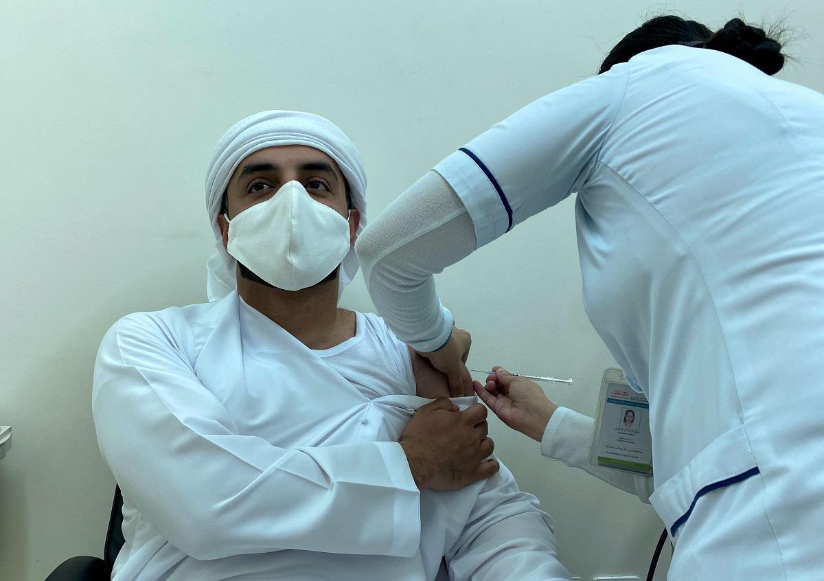 مواطن إماراتي يتلقى لقاح كورونا في مركز صحي بدبي