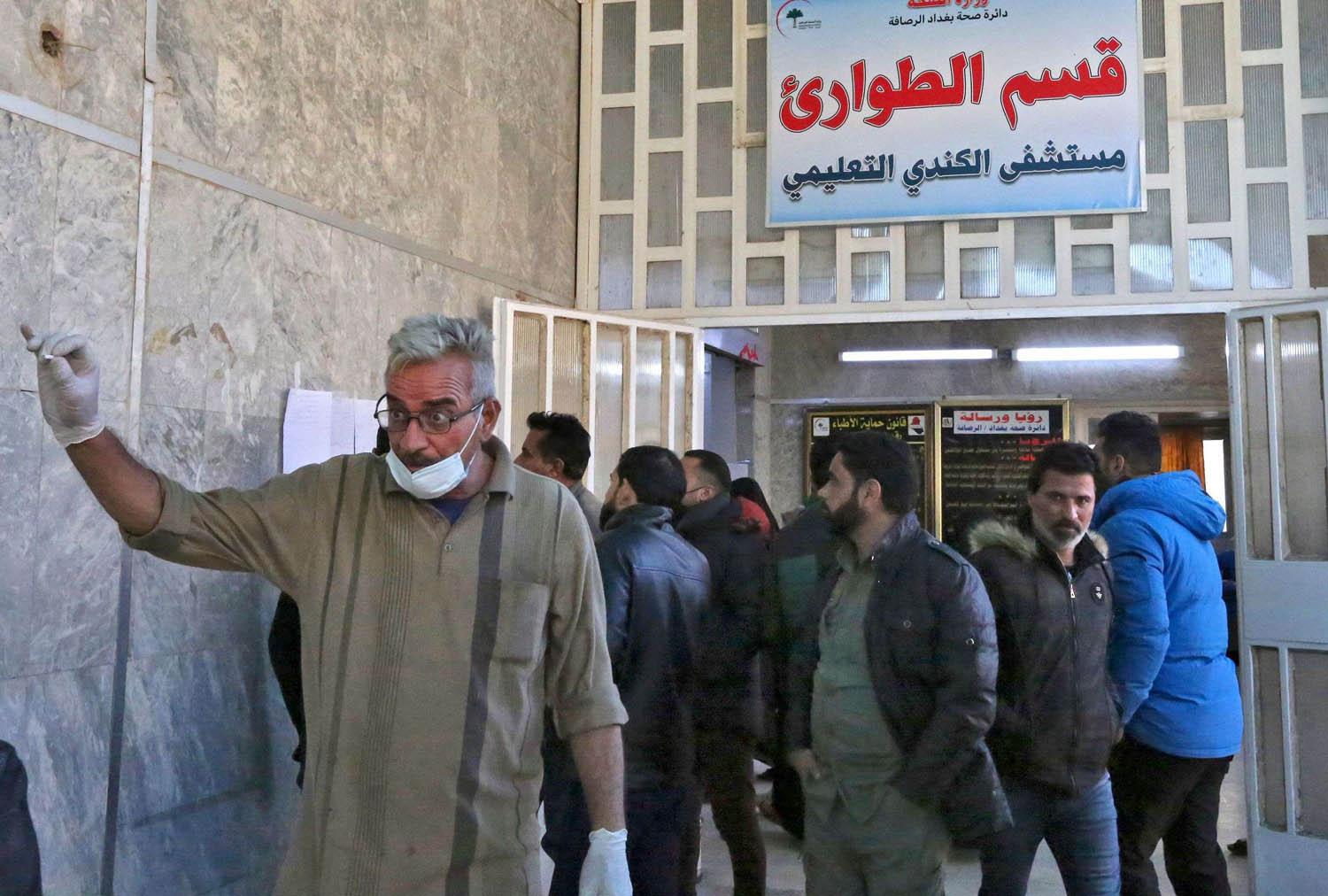 عراقيون يتابعون قوائم الضحايا بعد تفجير ساحة الطيران
