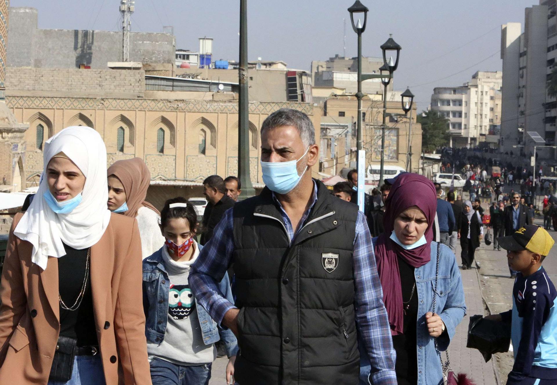 عراقيون يلبسون كمامات للوقاية من كورونا في وسط بغداد