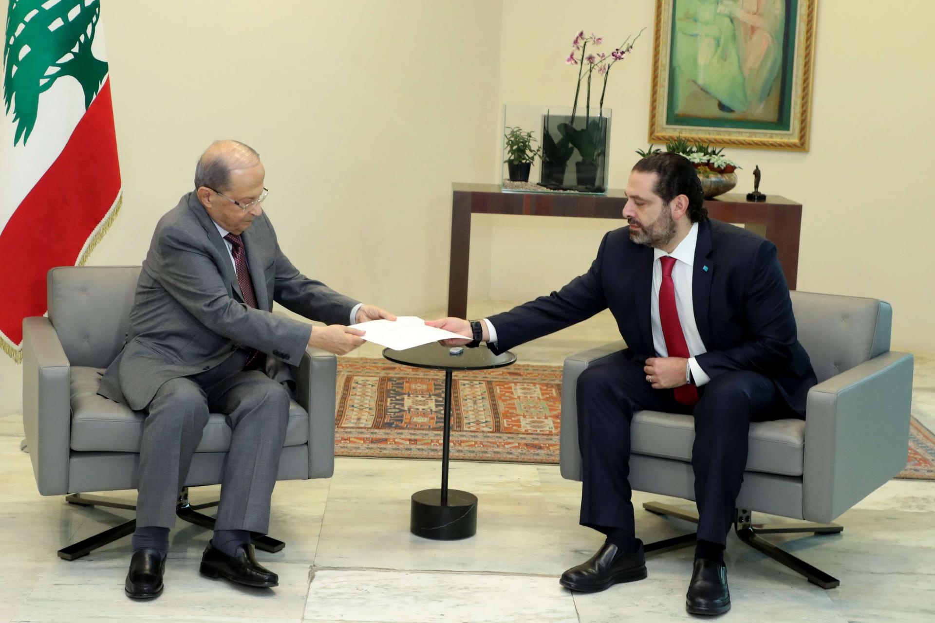 الرئيس اللبناني ميشال عون (يسار) يلتقي رئيس الوزراء المكلف سعد الحريري