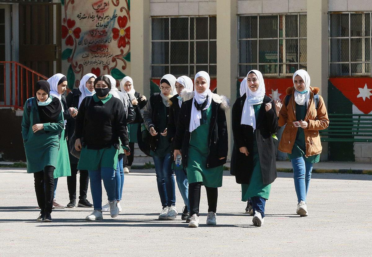 طالبات أردنيات بالزي المدرسي