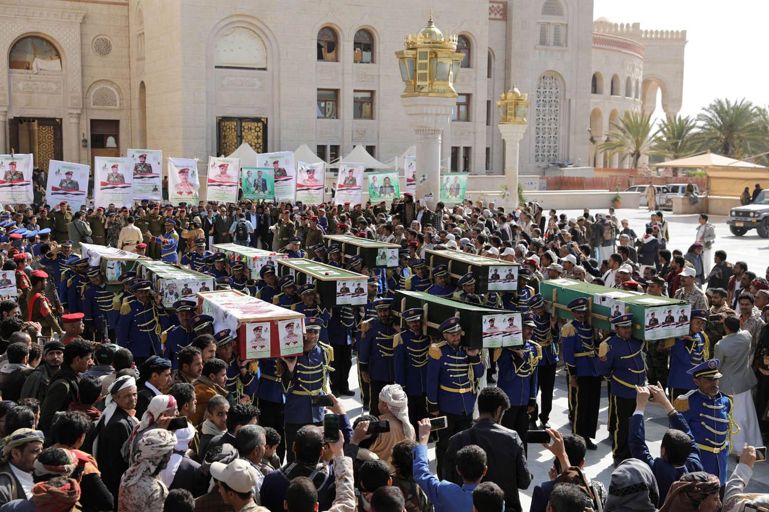 تشييع جماعي لمقاتلين حوثيين سقطوا في معارك مأرب
