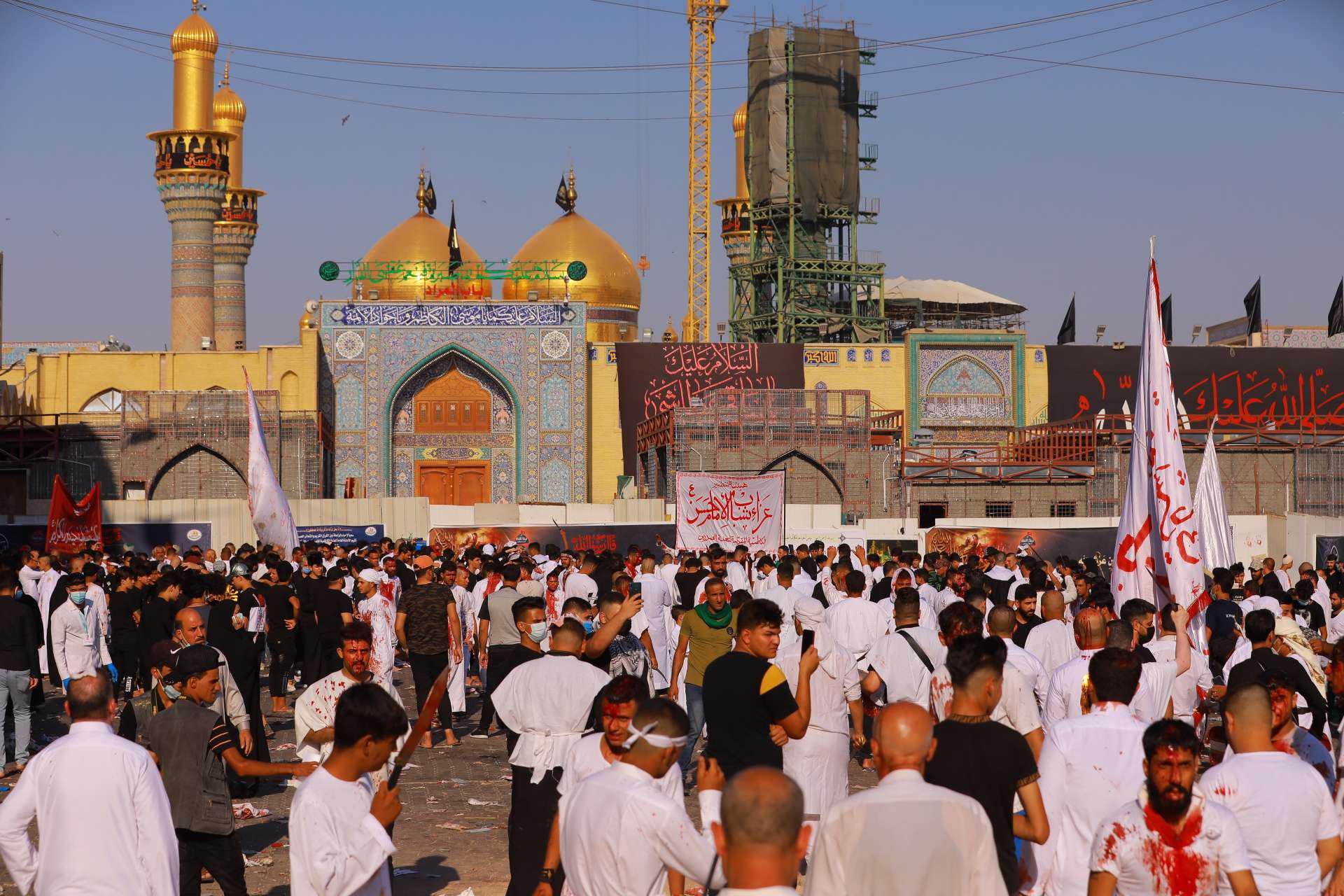 حشود تتوافد على مدينة الكاظمية دون الالتزام بإجراءات الوقاية من كورونا