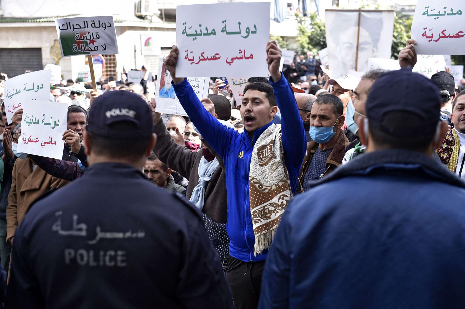 الوضع العام في الجزائر يزداد سوء وتعقيدا